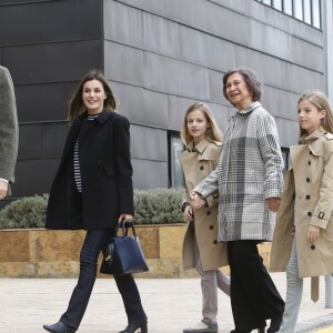 La princesse Leonor et l'infante Sofia lors d'une visite en famille au roi Juan Carlos Ier d'Espagne à l'hôpital à Madrid le 8 avril 2018.