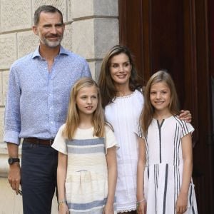 Le roi Felipe VI d'Espagne, la reine Letizia et leurs filles la princesse Leonor et l'infante Sofia lors d'une visite en famille du village de Soller sur l'île de Majorque le 6 août 2017 pendant leur vacances.