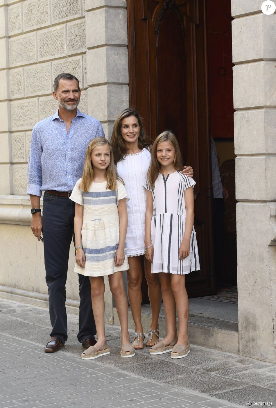 Le Roi Felipe Vi Despagne La Reine Letizia Et Leurs Filles La Princesse Leonor Et Linfante