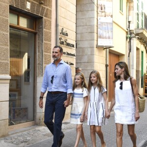 Le roi Felipe VI d'Espagne, la reine Letizia et leurs filles la princesse Leonor et l'infante Sofia lors d'une visite en famille du village de Soller sur l'île de Majorque le 6 août 2017 pendant leur vacances.