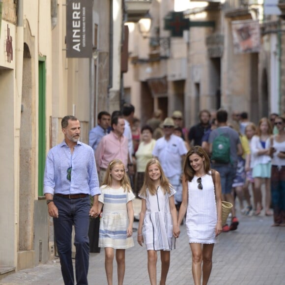 Le roi Felipe VI d'Espagne, la reine Letizia et leurs filles la princesse Leonor et l'infante Sofia lors d'une visite en famille du village de Soller sur l'île de Majorque le 6 août 2017 pendant leur vacances.