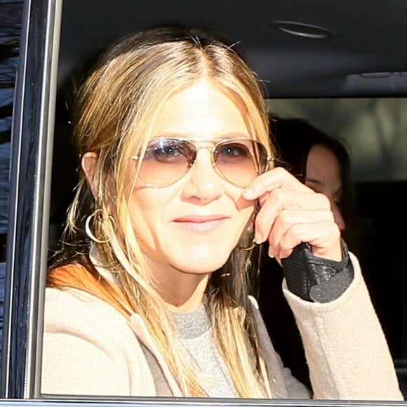 Jennifer Aniston salue les photographes depuis la fenêtre de son SUV à New York. Le 23 avril 2018