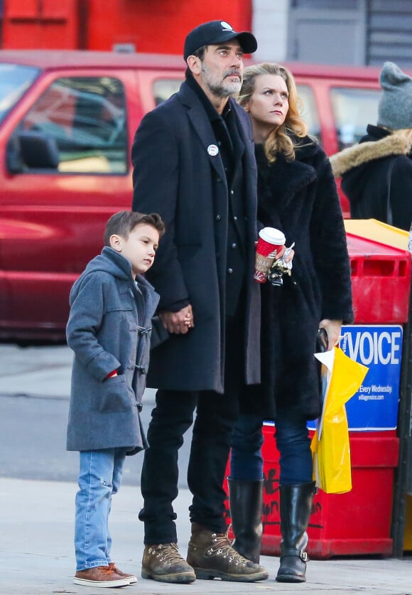 Jeffrey Dean Morgan se balade avec sa femme Hilarie Burton et son fils Augustus dans les rues de New York, le 5 décembre 2016