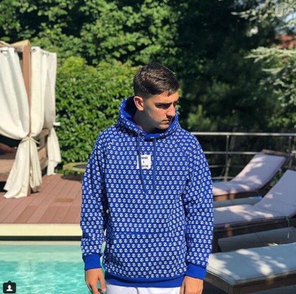 Théo Griezmann porte l'un de six pulls de la collection GZ Brand x Giabiconi. Instagram, juillet 2018.