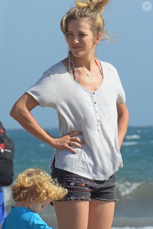 Exclusif - Luisana Lopilato profite du soleil d'Espagne avec ses fils Noah et Elias sur la plage de La Palmas de Gran Canaria, le 10 novembre 2017.