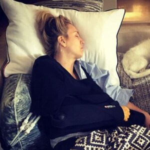 Kaley Cuoco a été opérée de l'épaule peu après son mariage et a posté cette photo sur Instagram. Juillet 2018