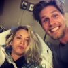 Kaley Cuoco a été opérée de l'épaule peu après son mariage et a posté cette photo sur Instagram. Juillet 2018