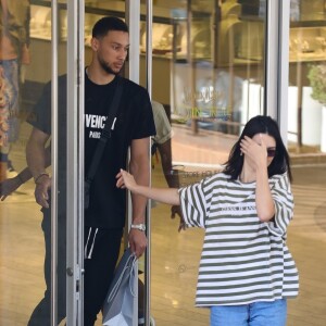 Kendall Jenner et son compagnon Ben Simmons font du shopping chez Neiman Marcus à Beverly Hills. Les amoureux sont ensuite allés déjeuner à Beverly Hills. Le 28 juin 2018