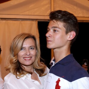 Valérie Trierweiler et son fils Léonard dansent lors de l'inauguration de la Fête des Tuileries à Paris le 26 juin 2015