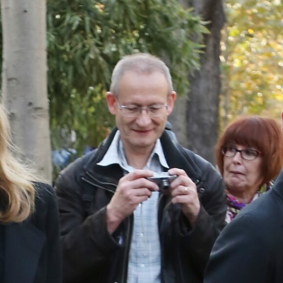 Exclusif - Valérie Trierweiler avec son fils Léonard avenue Gabriel, près du Studio Gabriel à Paris le 23 octobre 2013.