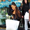 Exclusif - Ariana Grande et son fiancé Pete Davidson font du shopping avec des amis à New York. Le 28 juin 2018.