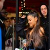 Exclusif - Ariana Grande et son fiancé Pete Davidson font du shopping avec des amis à New York. Le 28 juin 2018.
