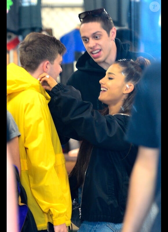 Exclusif - Ariana Grande et son fiancé Pete Davidson font du shopping avec des amis à New York. Le 28 juin 2018.