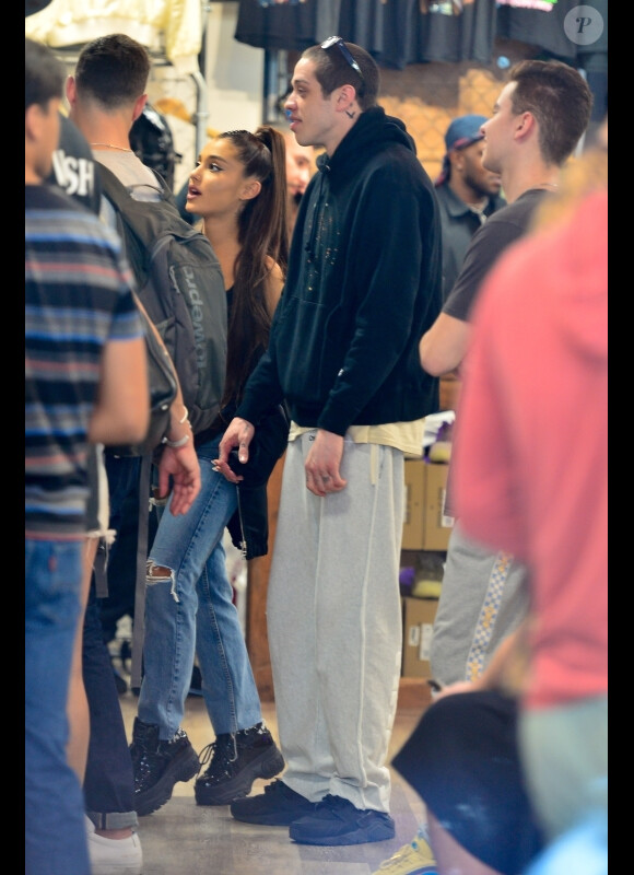Exclusif - Ariana Grande et son fiancé Pete Davidson font du shopping avec des amis à New York. Le 28 juin 2018.