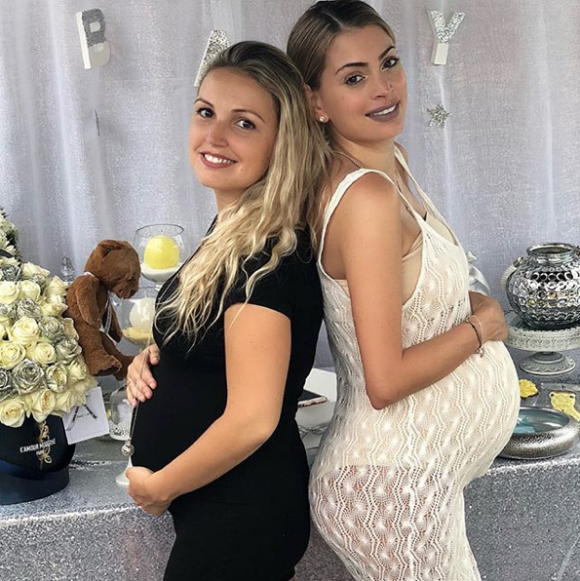 Mélanie Da Cruz et sa soeur, enceintes, le 1er juillet 2018 à Saint-Cloud.