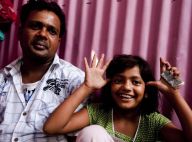 La petite Rubina de "Slumdog Millionaire", pose avec son père pour stopper la rumeur, mais regardez la bagarre dans la rue... entre sa mère et sa belle-mère !
