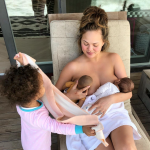 Chrissy Teigen et ses enfants Luna et Miles. Juillet 2018.