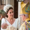 La duchesse Catherine de Cambridge (en robe Alexander McQueen) avec son fils le prince Louis de Cambridge lors de son baptême le 9 juillet 2018 en la chapelle royale du palais St James à Londres.