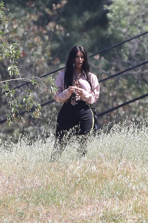 Exclusif - Kim Kardashian en pleine séance photo avec sa mère Kris Jenner à Malibu, le 24 avril 2018.
