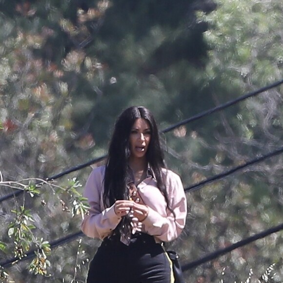 Exclusif - Kim Kardashian en pleine séance photo avec sa mère Kris Jenner à Malibu, le 24 avril 2018.