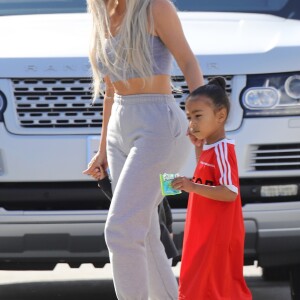 Kim Kardashian avec sa fille North West - La famille Kardashian emmène ses enfants jouer au Glowzone à Woodland Hills, le 22 septembre 2017.