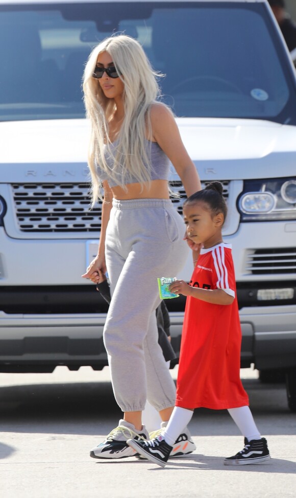 Kim Kardashian avec sa fille North West - La famille Kardashian emmène ses enfants jouer au Glowzone à Woodland Hills, le 22 septembre 2017.
