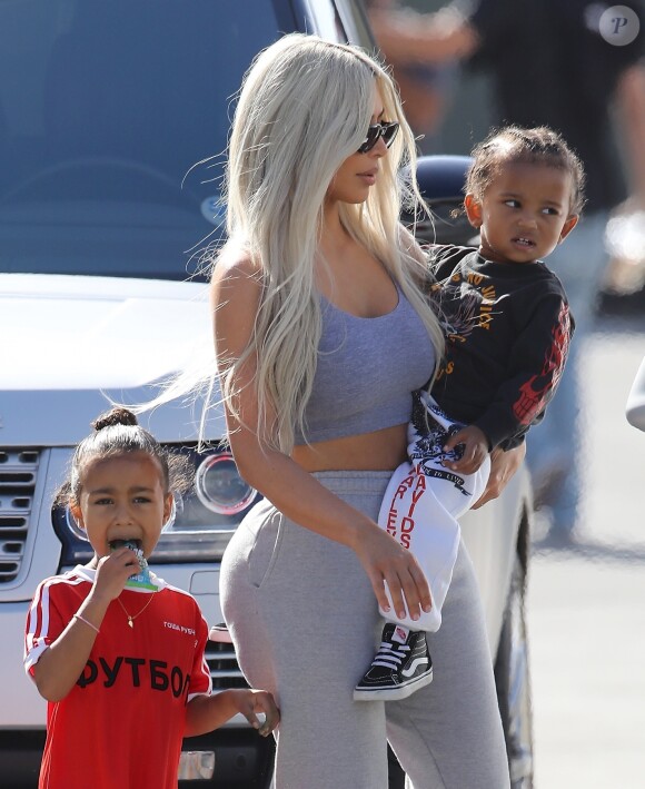 Kim Kardashian avec sa fille North West et son fils Saint West - La famille Kardashian emmène ses enfants jouer au Glowzone à Woodland Hills, le 22 septembre 2017.