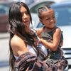 Kim Kardashian emmène sa fille North West chez Color Me Mine à Calabasas le 22 juin 2017.
