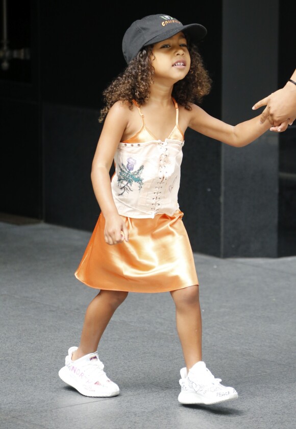 La fille de Kim Kardashian, North, porte des chaussures à son prénom à New York le 10 juillet 2017.