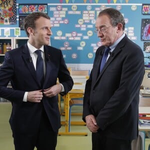 Le président Emmanuel Macron en interview télévisée pour le journal de 13h00 de Jean-Pierre Pernaut de TF1 à Berd'Huis le 12 avril 2018. Yoan Valat / Pool / Bestimage