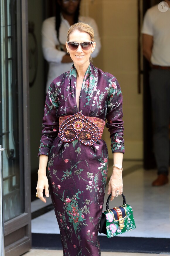 Céline Dion salue ses fans à la sortie de l'hôtel Royal Monceau à Paris le 5 juillet 2017. Elle porte un sac Gucci embarqué dans ses valises pour sa tournée été 2018.