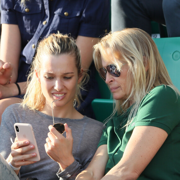 Estelle Lefébure et sa fille llona Smet dans les tribunes des internationaux de Roland Garros - jour 5 - à Paris, France, le 31 mai 2018.