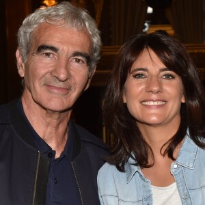 Estelle Denis et son compagnon Raymond Domenech - Les célébrités à la première de l'escape game grandeur nature "Inside Opéra" au Palais Garnier à Paris, France, le 4 juin 2018. Le Palais Garnier accueille pour la première fois un concept inédit jamais proposé au public. INSIDE OPERA, un jeu grandeur nature entre escape game et parcours immersif sur les traces du Fantôme de l'Opéra. Le but du jeu ? Tenter de résoudre la malédiction du Fantôme de l’Opéra et le libérer à jamais en déchiffrant une série d’énigmes au sein du Palais Garnier avec la participation des différents comédiens en costume d’époque qui animent ce jeu. © Veeren/Bestimage04/06/2018 - Paris