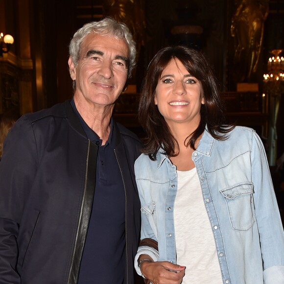 Estelle Denis et son compagnon Raymond Domenech - Les célébrités à la première de l'escape game grandeur nature "Inside Opéra" au Palais Garnier à Paris, France, le 4 juin 2018. Le Palais Garnier accueille pour la première fois un concept inédit jamais proposé au public. INSIDE OPERA, un jeu grandeur nature entre escape game et parcours immersif sur les traces du Fantôme de l'Opéra. Le but du jeu ? Tenter de résoudre la malédiction du Fantôme de l’Opéra et le libérer à jamais en déchiffrant une série d’énigmes au sein du Palais Garnier avec la participation des différents comédiens en costume d’époque qui animent ce jeu. © Veeren/Bestimage04/06/2018 - Paris