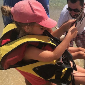 La petite Giulia Sarkozy fait de la voile, le 8 juillet 2018.