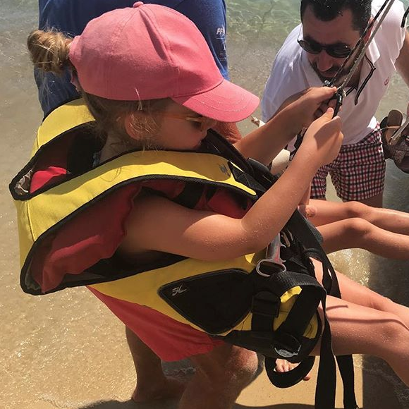 La petite Giulia Sarkozy fait de la voile, le 8 juillet 2018.