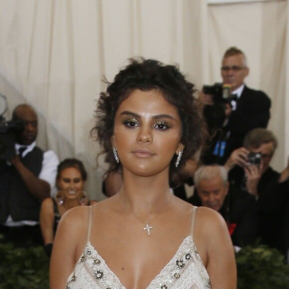 Selena Gomez Met Gala (Met Ball, Costume Institute Benefit) 2018 célébrant l'ouverture de l'exposition Heavenly Bodies: Fashion and the Catholic Imagination, au Metropolitan Museum of Art à New York, le 7 mai 2018. © Charles Guerin / Bestimage