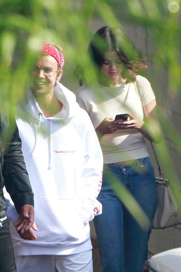 Exclusif - Justin Bieber et Selena Gomez quittent la messe du dimanche puis vont bruncher ensemble à Los Angeles le 29 octobre 2017.