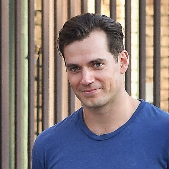 Henry Cavill se promène avec son chien dans les rues de Los Angeles, après avoir terminé une séance photo. Le 27 avril 2018