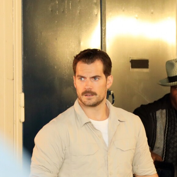 Henry Cavill et Ving Rhames sur le tournage du film "Mission Impossible 6" au métro Passy à Paris le 12 mai 2017.