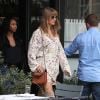 Taylor Swif est allée déjeuner avec des amies dans un restaurant à New York. La chanteuse porte des cuissardes en daim beige, le 15 juillet 2018.