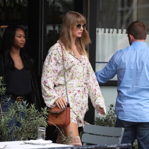 Taylor Swif est allée déjeuner avec des amies dans un restaurant à New York. La chanteuse porte des cuissardes en daim beige, le 15 juillet 2018.