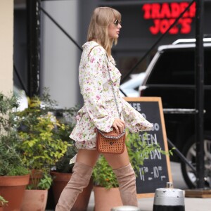 Taylor Swif est allée déjeuner avec des amies dans un restaurant à New York. La chanteuse porte des cuissardes en daim beige, le 15 juillet 2018.