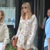 Taylor Swif est allée déjeuner avec des amies dans un restaurant à New York. La chanteuse porte des cuissardes en daim beige, le 15 juillet 2018.