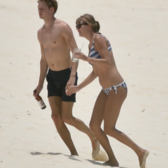 Exclusif - Taylor Swift et son compagnon Joe Alwyn se baladent main dans la main sur une plage des Îles Turques-et-Caïques au Bahamas, le 5 juillet 2018