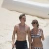 Exclusif - Taylor Swift et son compagnon Joe Alwyn se baladent main dans la main sur une plage des Îles Turques-et-Caïques au Bahamas, le 5 juillet 2018