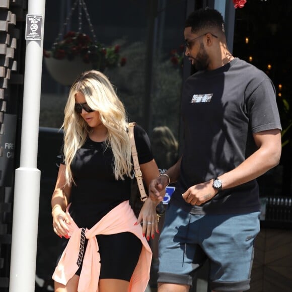 Exclusif - Khloe Kardashian et son compagnon Tristan Thompson sont allés déjeuner en amoureux au restaurant JOEY à Woodland Hills, le 16 juillet 2018