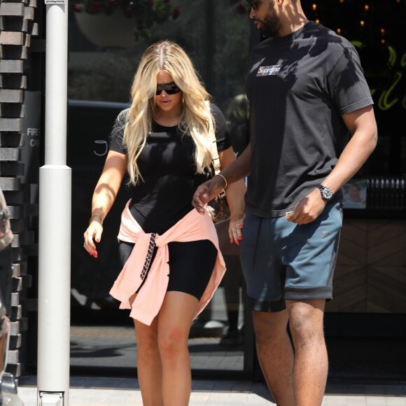 Exclusif - Khloe Kardashian et son compagnon Tristan Thompson sont allés déjeuner en amoureux au restaurant JOEY à Woodland Hills, le 16 juillet 2018