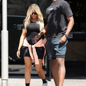 Exclusif - Khloe Kardashian et son compagnon Tristan Thompson sont allés déjeuner en amoureux au restaurant JOEY à Woodland Hills, le 16 juillet 2018