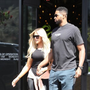 Exclusif - Khloe Kardashian et son compagnon Tristan Thompson sont allés déjeuner en amoureux au restaurant JOEY à Woodland Hills, le 16 juillet 2018